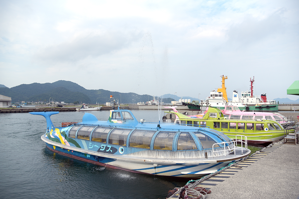 クジラ船の「シータス」。クジラ船には “潮吹き” 機能も備わっている