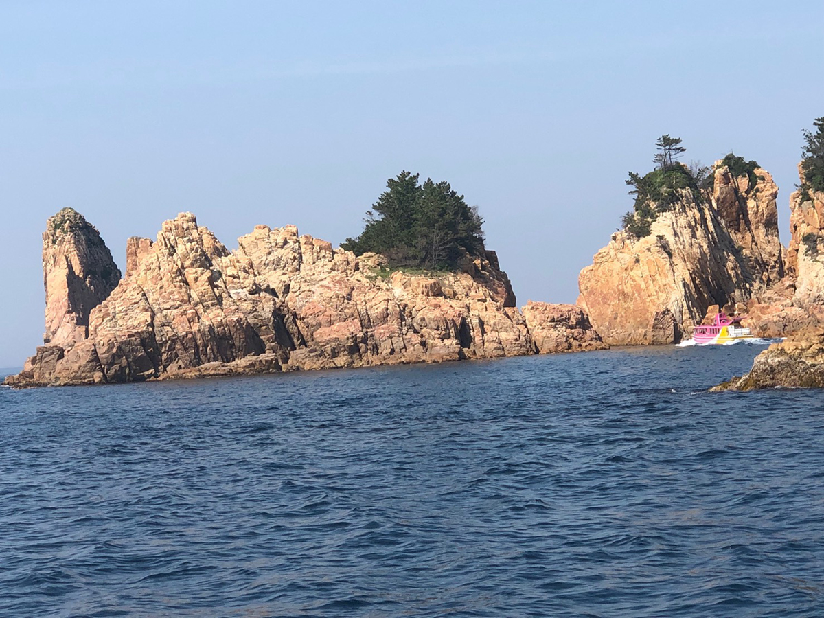 赤瀬の風景(写真提供:青海島観光汽船)